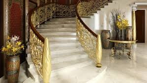 Гранитная лестница с золотыми перилами